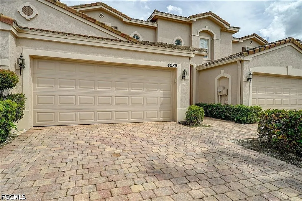 2 bed, 2.5 bath, 1456 sqft, $2,000 — Photo 2