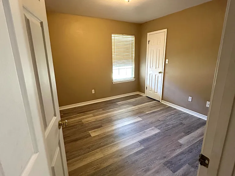 1621 Williamsburg Dr — Photo 11