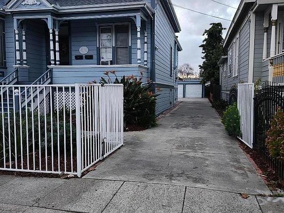 3rd image of 279 E Saint James St