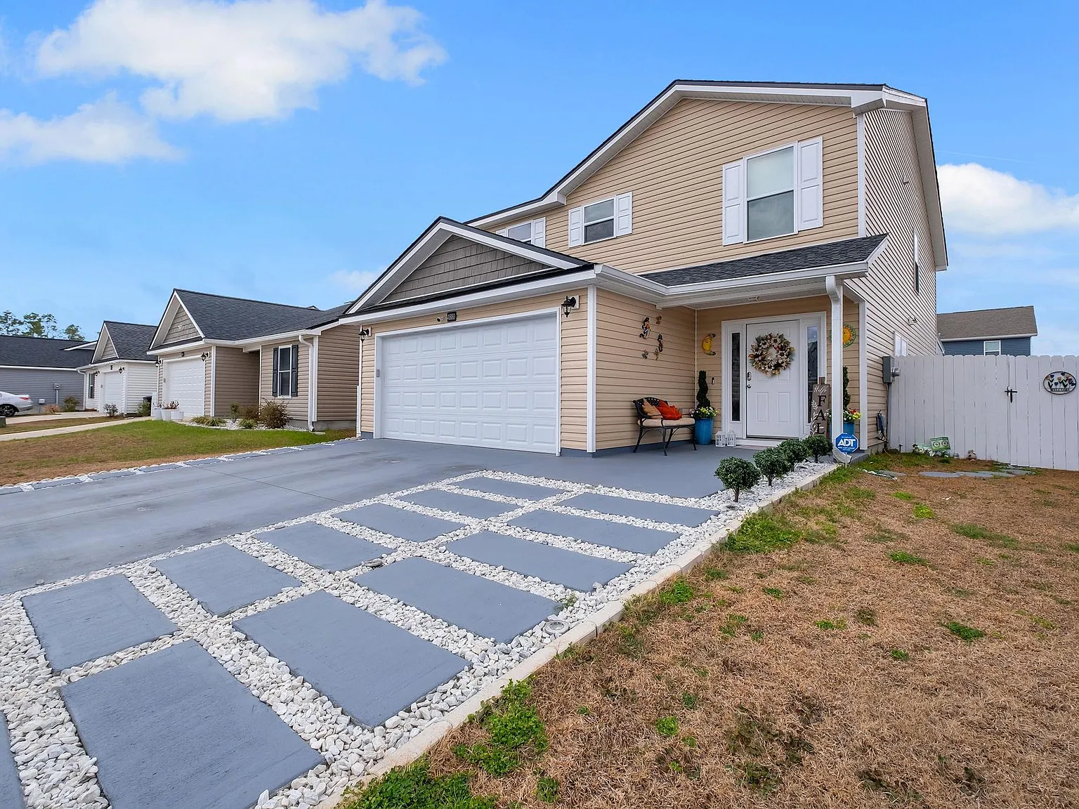 4 bed, 2.5 bath, 2266 sqft, $3,000 — Photo 2