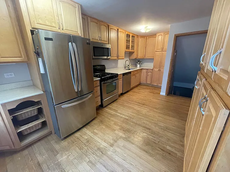 915 Hamlin St — Photo 6