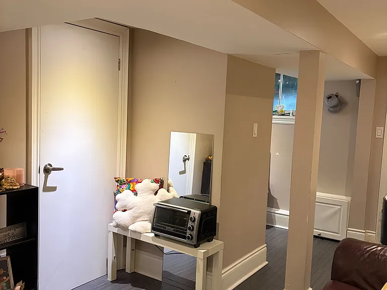 247 Lansdowne Ave #BASEMENT — Photo 12