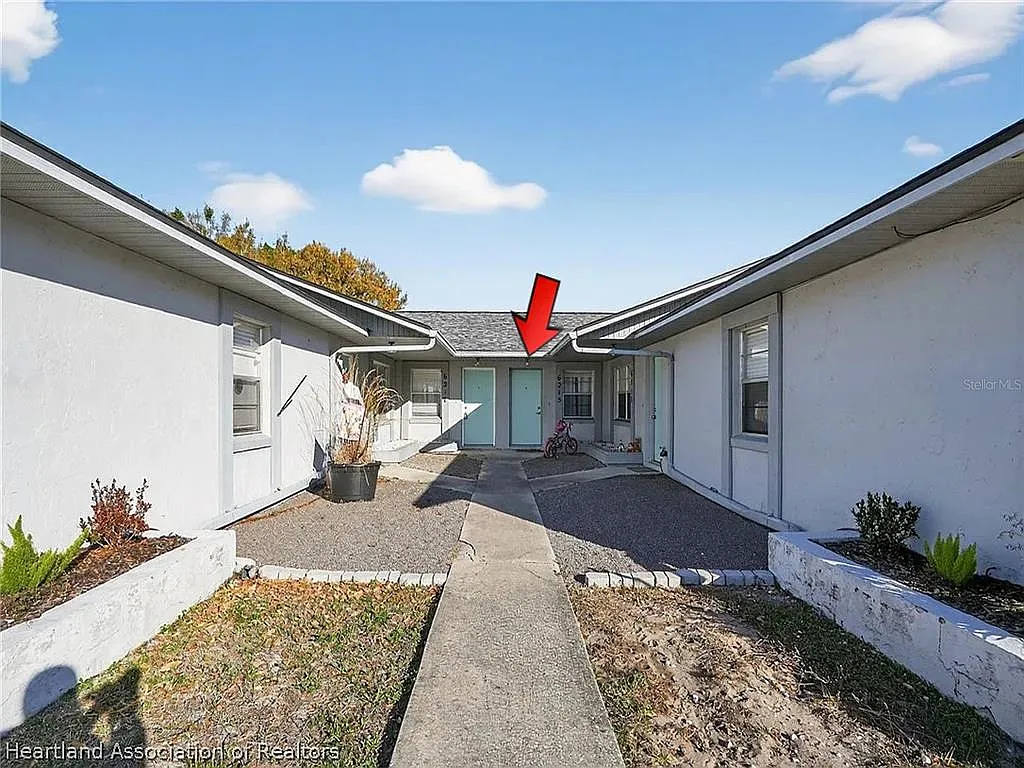 2 bed, 1.0 bath, 3792 sqft, $1,350 — Photo 1