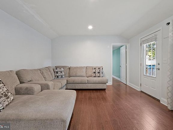 5th image of 2516 Castle St