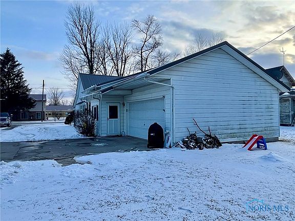 4th image of 220 W Townline St
