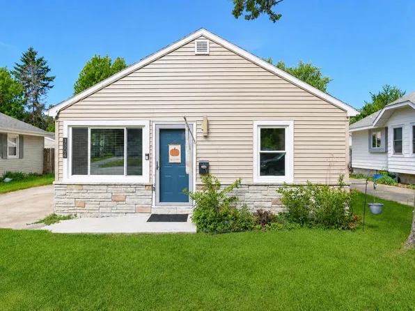 1304 N Grandview BOULEVARD, Waukesha, WI 53188