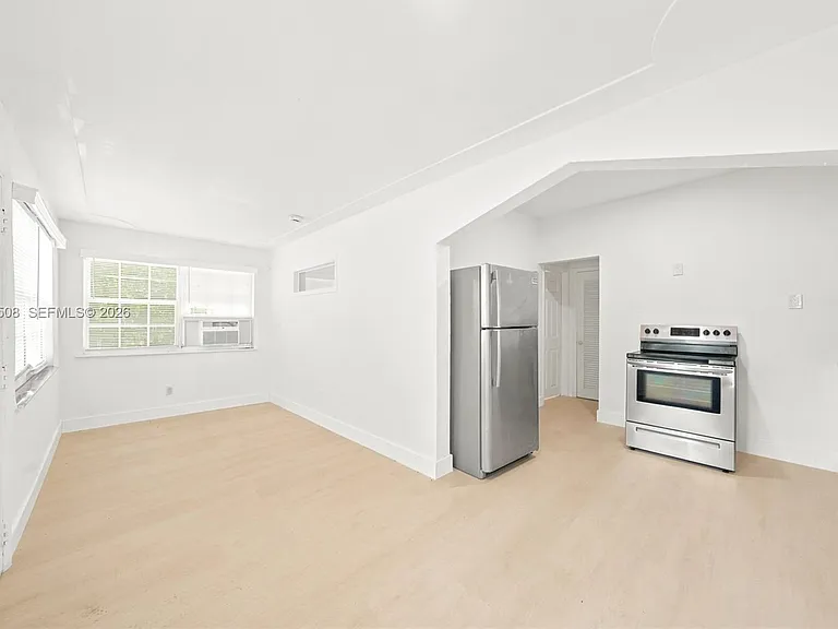 121 NE 56th St #3 — Photo 3