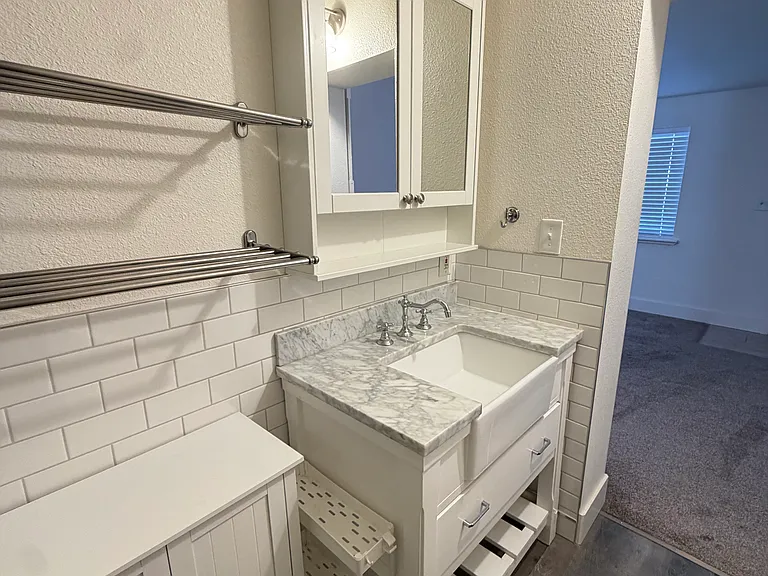 140 Hillcrest Dr #5 — Photo 1