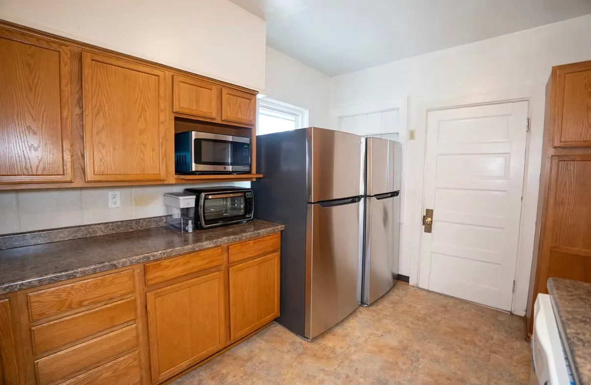 6 bed, 2.0 bath, $6,090 — Photo 3