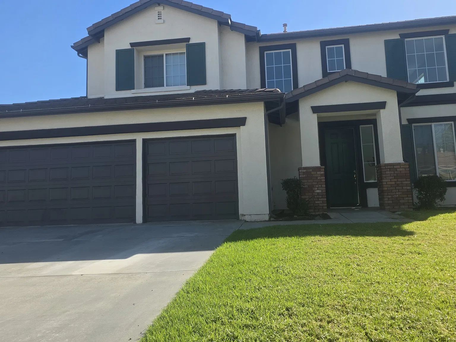 4 bed, 2374 sqft, $3,200 — Photo 2