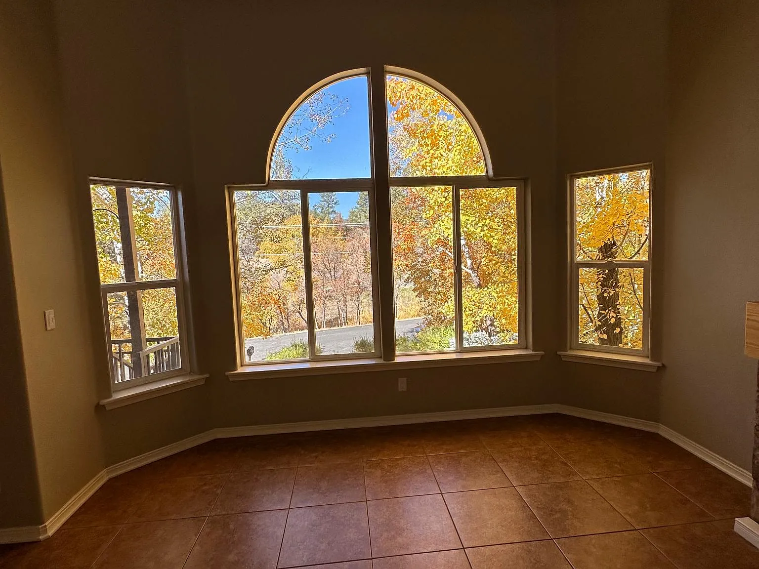 4 bed, 2324 sqft, $3,995 — Photo 4