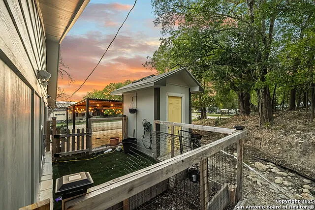4 bed, 2.0 bath, 1858 sqft, $2,000 — Photo 3