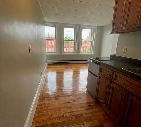 4th image of 302 Newbury St APT 15