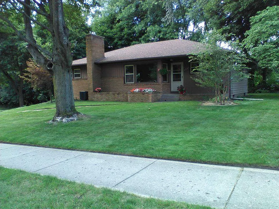 4301 Hunsberger Ave NE photo 1
