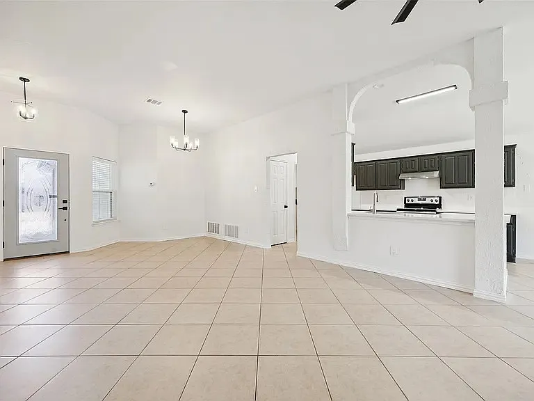 1016 Grand Central Pkwy — Photo 16