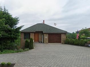 1094 Greentree Rd, Pittsburgh, PA 15220