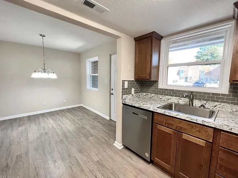 6505 Harvey Ct — Photo 5