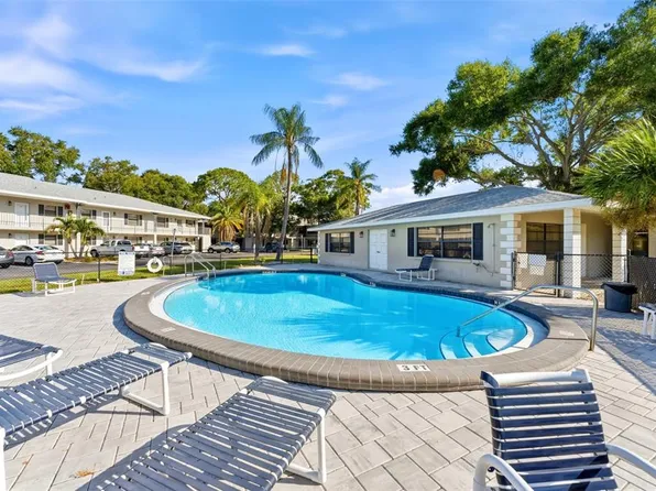 101 Lake Ave NE APT 215, Largo, FL 33771