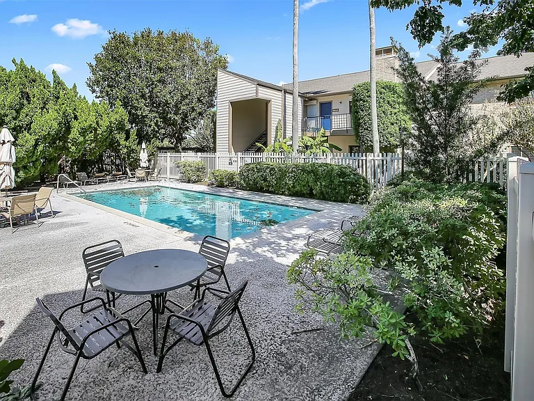7134 N Holiday Dr — Photo 4
