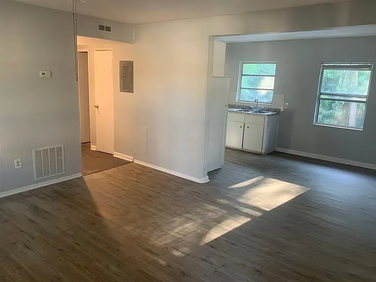 Riverside Apartments — Photo 7