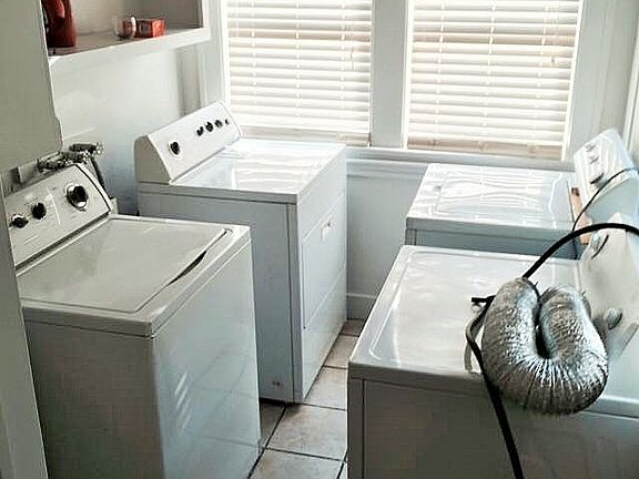 Laundry Rm-washer/dryer stay