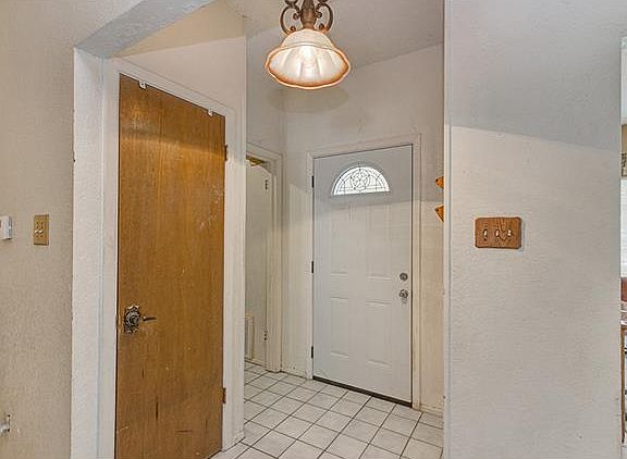 5th image of 605 Brookhollow Dr