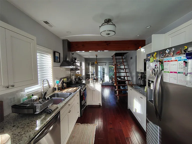 241 N Helen Ave — Photo 19
