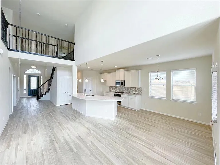4403 Silvergrass Ln — Photo 12