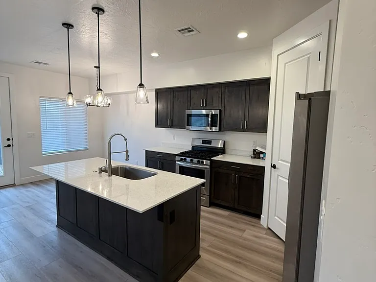 276 S 1930 W — Photo 3