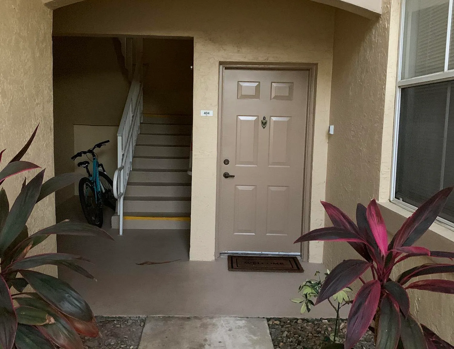 2 bed, 2.0 bath, 975 sqft, $2,400 — Photo 2