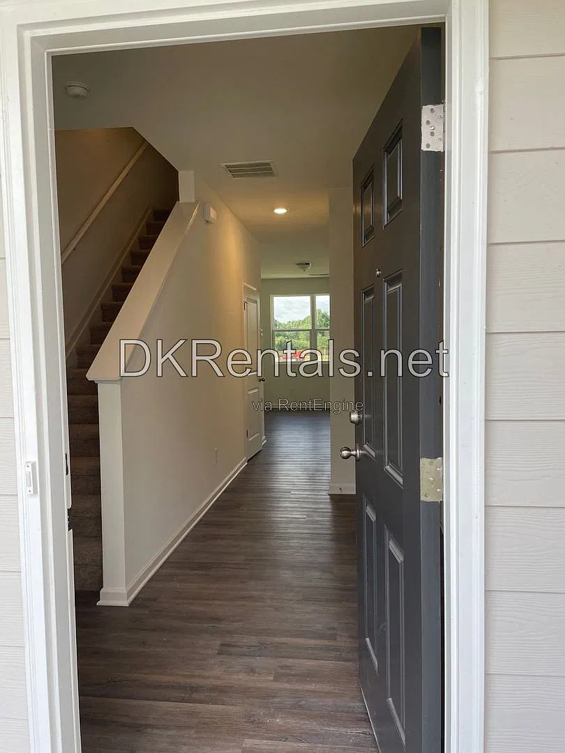 3 bed, 2.5 bath, 1421 sqft, $1,550 — Photo 3