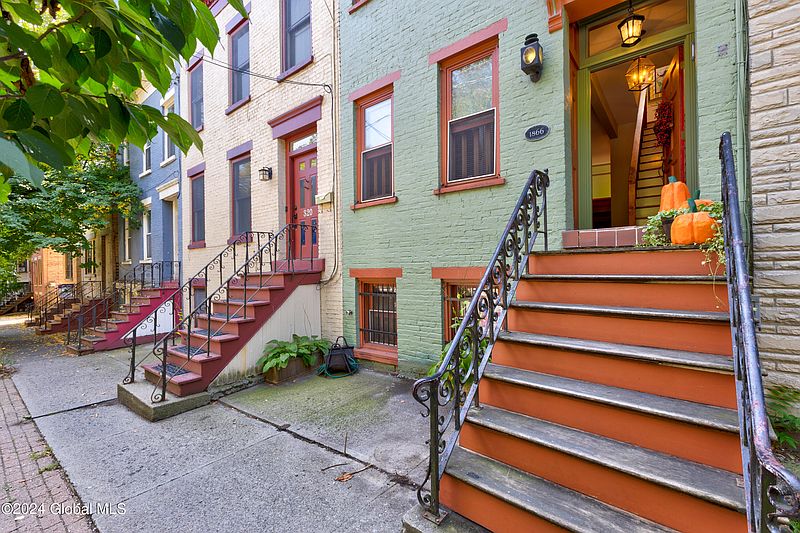 4th image of 322 Hudson Avenue