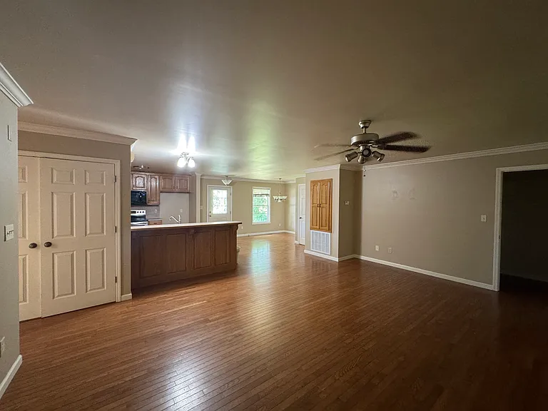 1052 Brownsboro Rd — Photo 5
