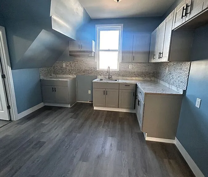 14 Saratoga Ave — Photo 2