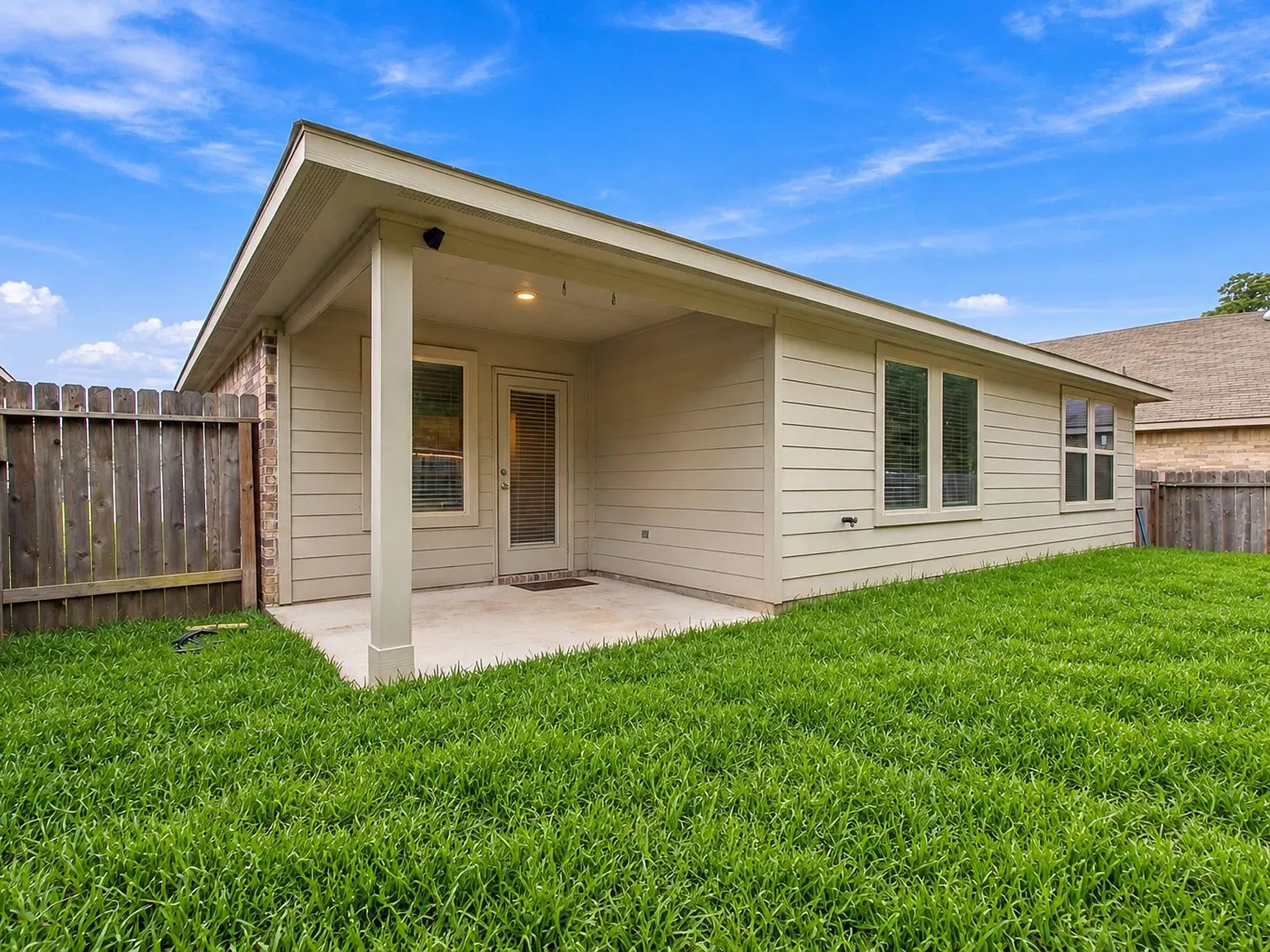 4 bed, 2.0 bath, 1685 sqft, $2,100 — Photo 3