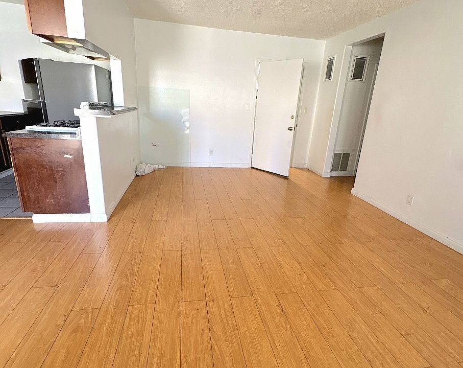 1st image of 3029 Leeward Ave APT 15