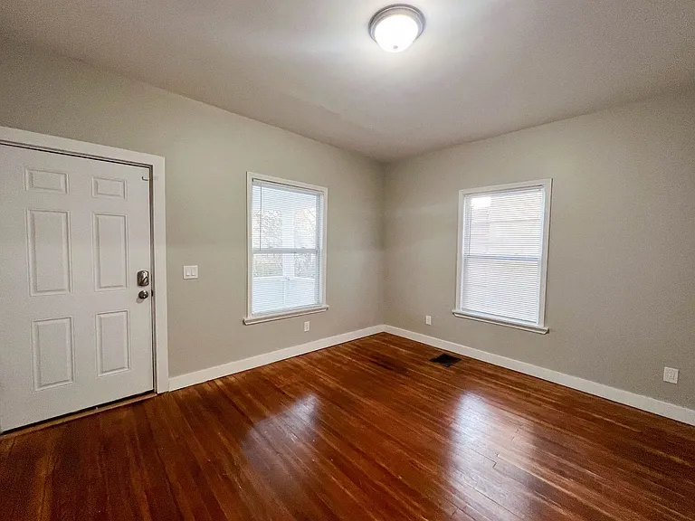 154-156 Leighton Ave — Photo 3