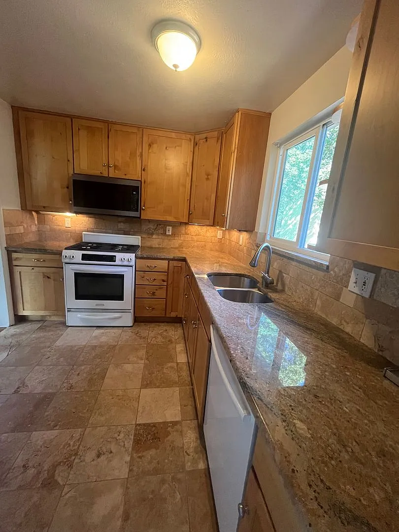 945 Grape Ave — Photo 2