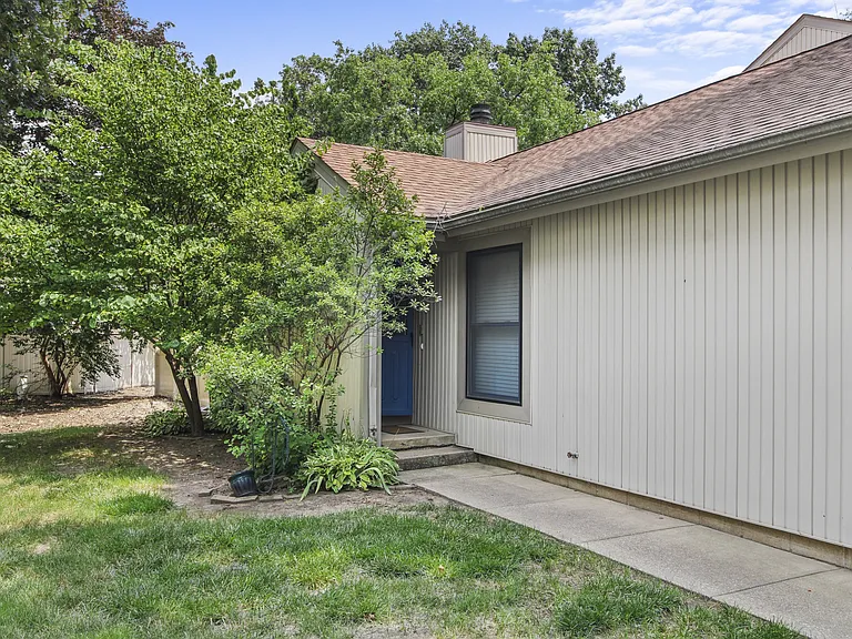 2304 Melrose Dr — Photo 2