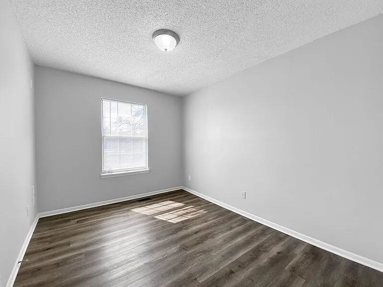 1020 NE Queens Ct — Photo 22