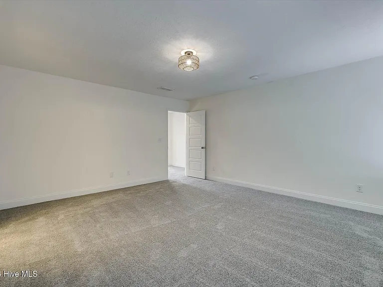 711 Courtland Ln — Photo 34