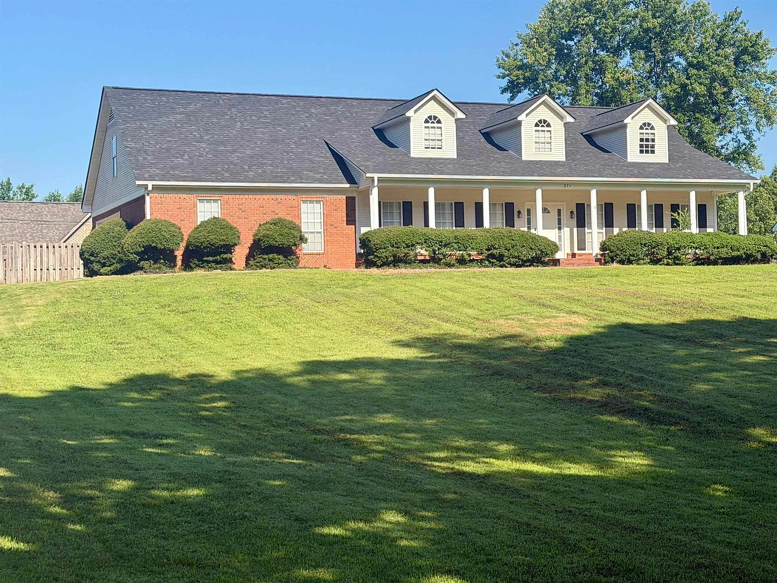 6 bed, 3.5 bath, 3295 sqft, $2,400 — Photo 2