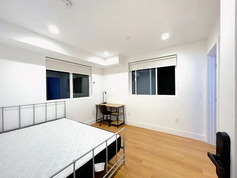 1353 W 37th St #9 — Photo 9