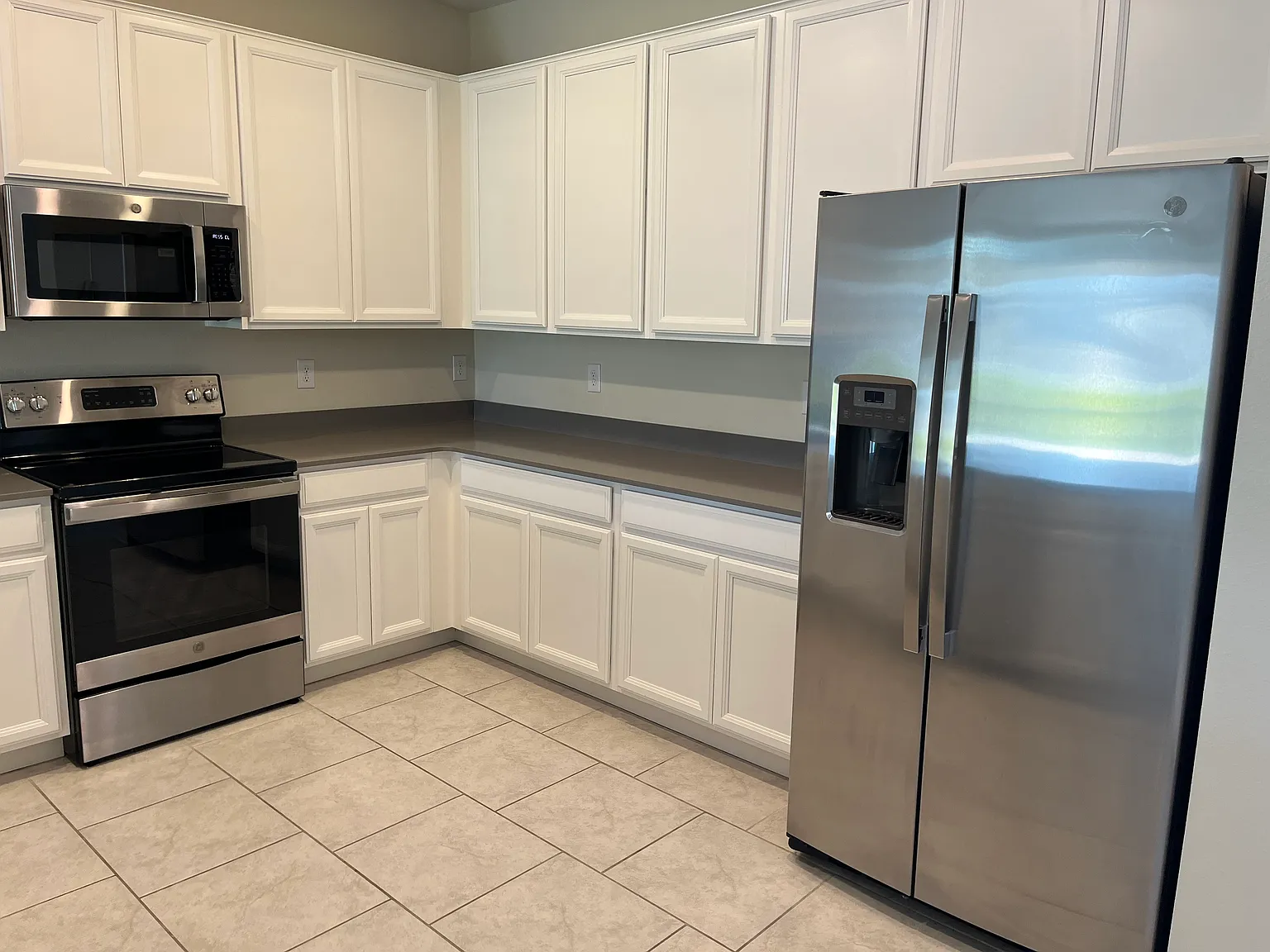 3 bed, 2203 sqft, $2,595 — Photo 2