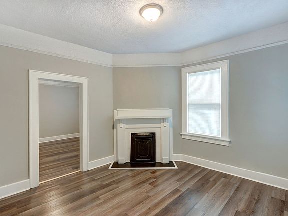 3rd image of 1013 W Victory Dr