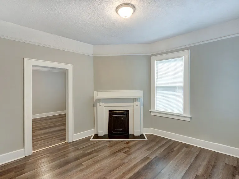 1013 W Victory Dr — Photo 3
