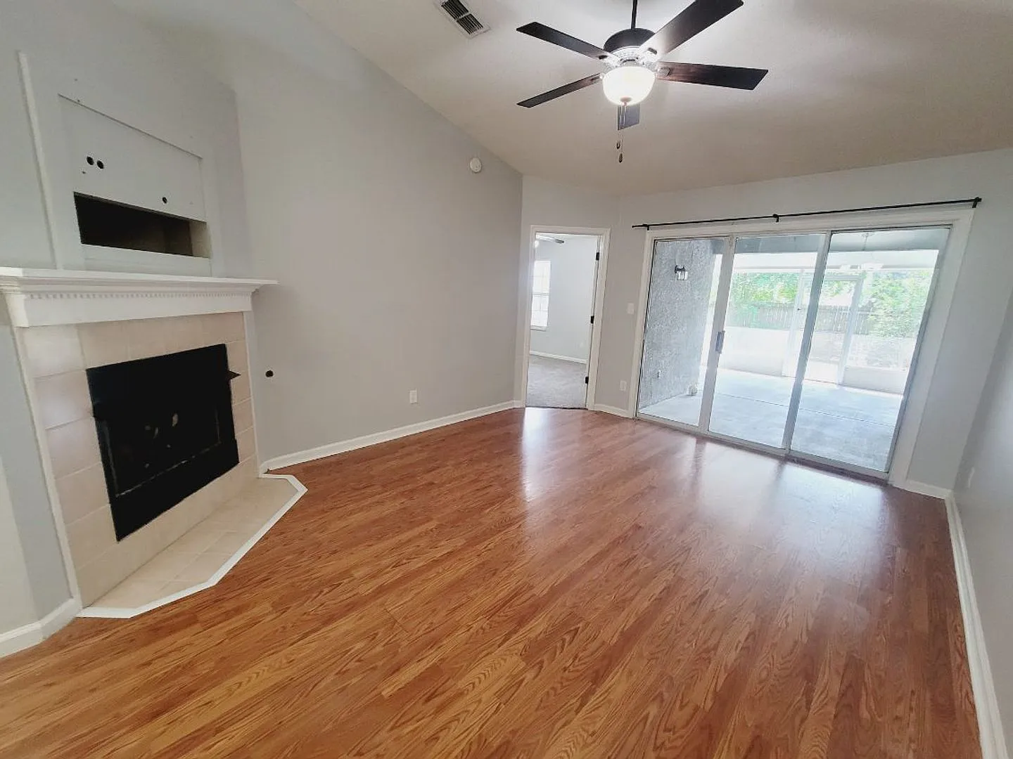 LOVELY 3/2 w/ Screened Porch, New Carpet in Bedrooms, Washer/Dryer, & Privacy Fenced Yard! Includ... — Photo 4