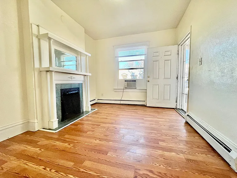1728 E 37th Ave — Photo 3
