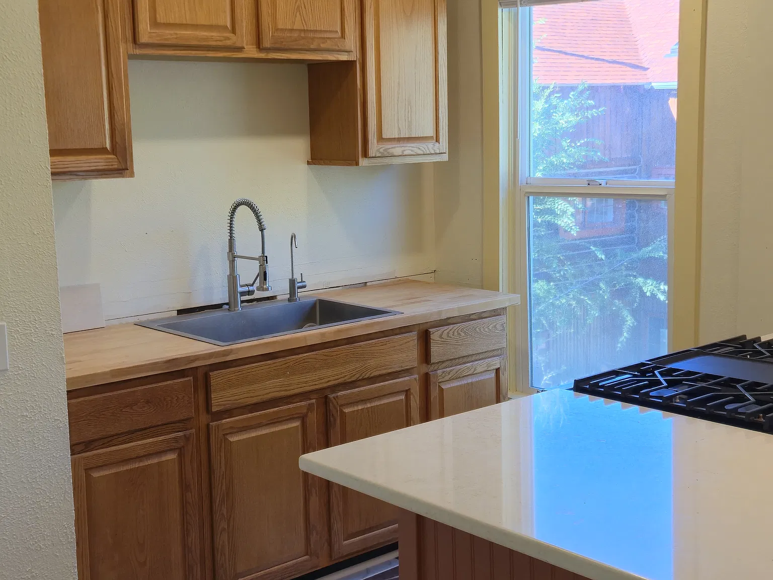 2 bed, 700 sqft, $2,100 — Photo 1