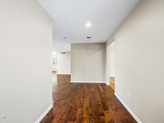 5th image of 324 W WILLOW Avenue